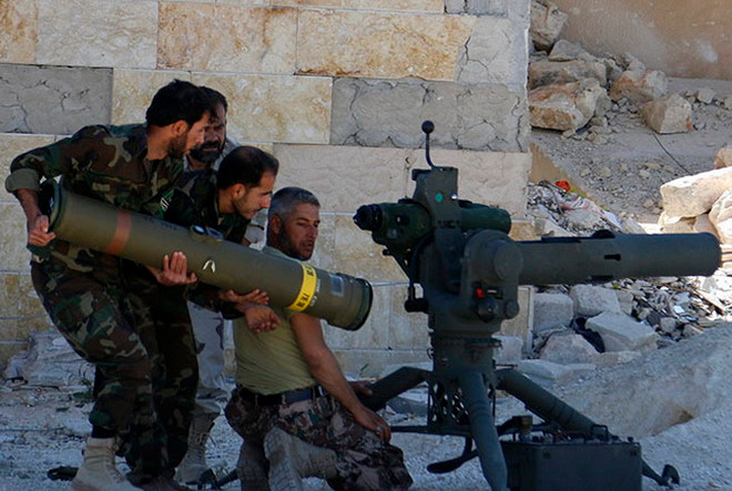 Các chiến binh thuộc phe đối lập ở Syria chuẩn bị phóng tên lửa chống tăng. (Ảnh: Reuters) Phe đối lập Syria chuẩn bị nhận vũ khí "khủng" từ phương Tây ảnh 1
