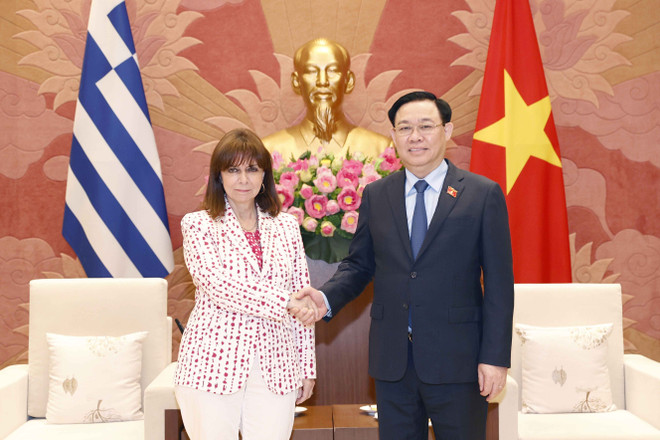 Chủ tịch Quốc hội Vương Đình Huệ đón Tổng thống Hy Lạp Katerina Sakellaropoulou. (Ảnh: Doãn Tấn/TTXVN) Thúc đẩy mạnh mẽ hơn nữa quan hệ hữu nghị truyền thống Việt Nam-Hy Lạp ảnh 1
