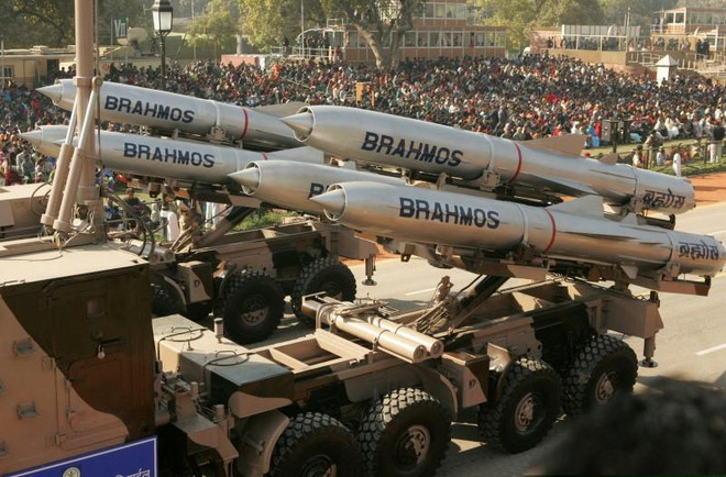 Tên lửa BrahMos của Ấn Độ. (Ảnh: Reuters) Ấn Độ đặt mục tiêu xuất khẩu sản phẩm quốc phòng đạt 5 tỷ USD ảnh 1