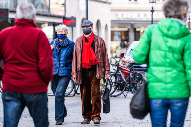 Người dân đeo khẩu trang phòng lây nhiễm COVID-19 tại Munich. (Ảnh: THX/TTXVN) Đức xem xét kéo dài lệnh phong tỏa có hạn chế thêm một tháng ảnh 1