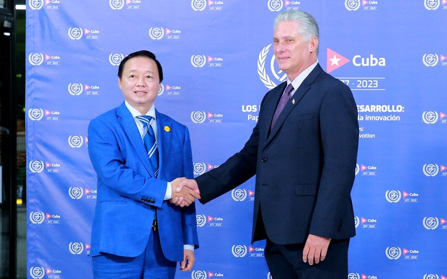 Chủ tịch Cuba Miguel Díaz-Canel đón Phó Thủ tướng Trần Hồng Hà trước giờ khai mạc Hội nghị. (Nguồn: Báo Chính phủ) Phó Thủ tướng Trần Hồng Hà dự Hội nghị Thượng đỉnh G77 và Trung Quốc ảnh 1