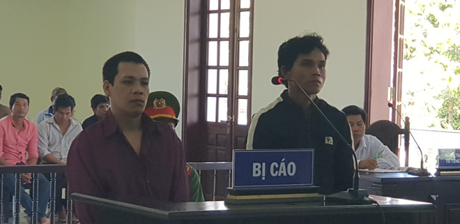 Bị cáo Phong (áo đỏ sẫm) tại phiên tòa. (Ảnh: Đậu Tất Thành/TTXVN) Bình Phước: Cháu trai say rượu dùng dao đâm bà ngoại tử vong ảnh 1