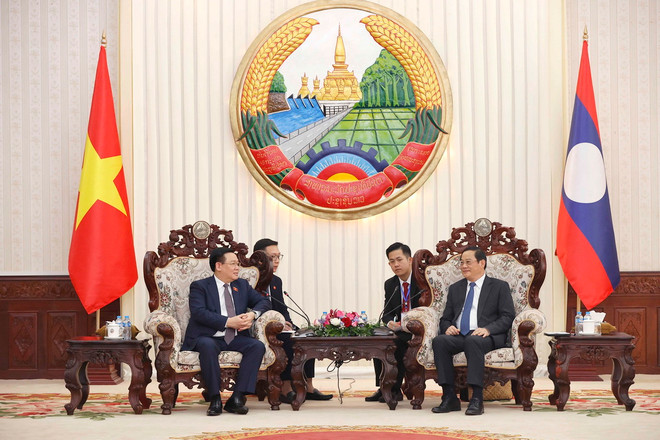 Chủ tịch Quốc hội Vương Đình Huệ hội kiến Thủ tướng Lào Sonexay Siphandone. (Ảnh: Doãn Tấn/TTXVN) ttxvn-vuong-dinh-hue-lao-02-6866.jpg