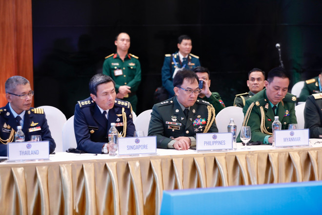 Tùy viên Quốc phòng các nước ASEAN tham dự Hội nghị tại điểm cầu Hà Nội. (Ảnh: Dương Giang/TTXVN) Hội nghị trực tuyến Tư lệnh Không quân các nước ASEAN lần thứ 17 ảnh 1