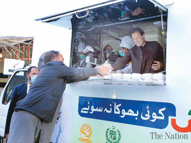 Thủ tướng Pakistan Imran Khan phát thức ăn miễn phí cho người lao động nghèo bị ảnh hưởng bởi đại dịch COVID-19. (Nguồn: nation.com.pk) Ấm lòng bữa ăn miễn phí cho lao động nghèo Pakistan giữa đại dịch ảnh 1