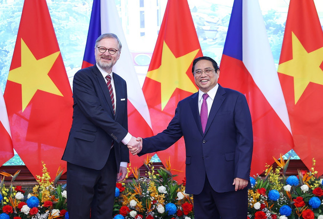 Thủ tướng Phạm Minh Chính và Thủ tướng Cộng hoà Séc Petr Fiala chụp ảnh chung. (Ảnh: Dương Giang/TTXVN) Thủ tướng Phạm Minh Chính hội đàm với Thủ tướng CH Séc Petr Fiala ảnh 1