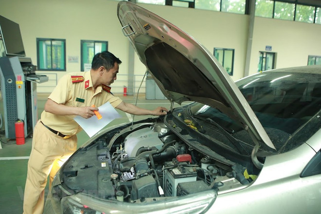 Cán bộ Cảnh sát Giao thông được cử đi hỗ trợ tại các trung tâm đăng kiểm. (Ảnh: Hoài Nam/Vietnam+) 136 CSGT được tập huấn, sẵn sàng chi viện cho các trung tâm đăng kiểm ảnh 1