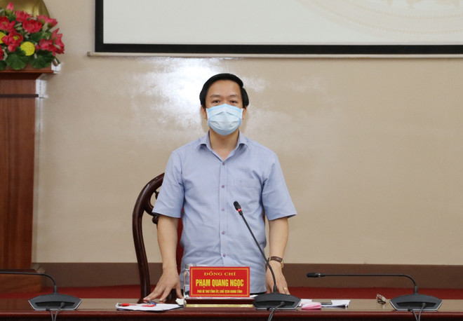 Ông Phạm Quang Ngọc, Chủ tịch Ủy ban Nhân dân tỉnh, Trưởng ban Chỉ đạo chủ trì hội nghị. (Ảnh: Đức Phương/TTXVN) Ninh Bình khuyến cáo người dân không ra khỏi tỉnh khi không cần thiết ảnh 1