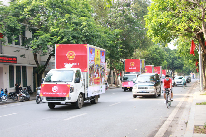 Đoàn xe thông tin lưu động diễu hành trên đường phố Hà Nội. (Ảnh: Đinh Thuận/TTXVN) Hà Nội tổ chức đoàn diễu hành tuyên truyền về bầu cử Quốc hội và HĐND ảnh 2