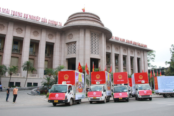 Đoàn xe thông tin lưu động trong ngày ra quân tại Quảng trường Ngân hàng Nhà nước. (Ảnh: Đinh Thuận/TTXVN) Hà Nội tổ chức đoàn diễu hành tuyên truyền về bầu cử Quốc hội và HĐND ảnh 1