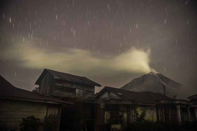 Núi lửa Sinabung phun tro bụi tại huyện Karo, tỉnh Bắc Sumatra (Indonesia) ngày 14/5/2021. (Ảnh: THX/TTXVN) Núi lửa Sinabung tại Indonesia phun cột tro bụi cao 3.500 mét ảnh 1