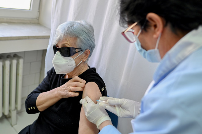 Chuyên gia y tế Mỹ kêu gọi làm rõ tính an toàn của vaccine AstraZeneca ảnh 1