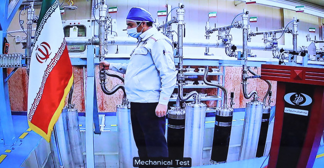 Kỹ sư làm việc tại cơ sở hạt nhân Natanz, Iran, ngày 10/4/2021. (Ảnh: AFP/TTXVN) Iran thông báo bắt đầu làm giàu urani ở mức nguy hiểm 60% ảnh 1