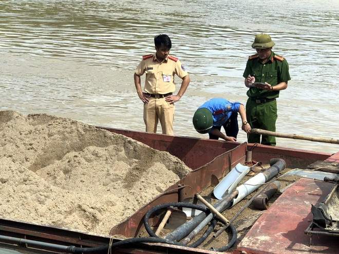 Nghệ An: Bắt giữ thêm các thuyền khai thác cát trái phép trên sông Lam ảnh 1