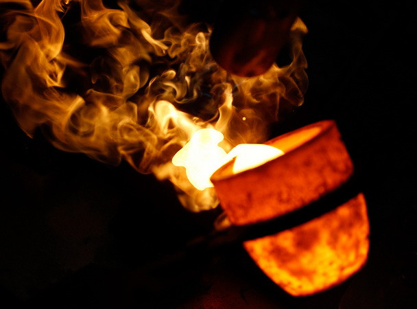 Giá vàng thế giới rơi xuống mức thấp nhất trong hơn bảy tháng ảnh 1