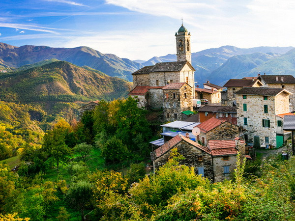 Emilia-Romagna nằm ở khu vực Bắc Italy, bao gồm hai vùng lịch sử là Emilia và Romagna với thủ phủ là Bologna, có diện tích 22.446 km², dân số khoảng 4,4 triệu người. Emilia-Romagna bắt đầu phía đông nam Milan và vùng Lombardy trải dài qua rìa phía Bắc của Tuscany, cho tới tận Biển Adriatic, là một trong những vùng giàu có và phát triển nhất Italy, với GDP trên đầu người cao thứ ba toàn quốc. (Ảnh: Nguồn Shutterstock) 'Thung lũng ẩm thực' của Italy tan hoang sau 2 trận lũ lụt khủng khiếp ảnh 2