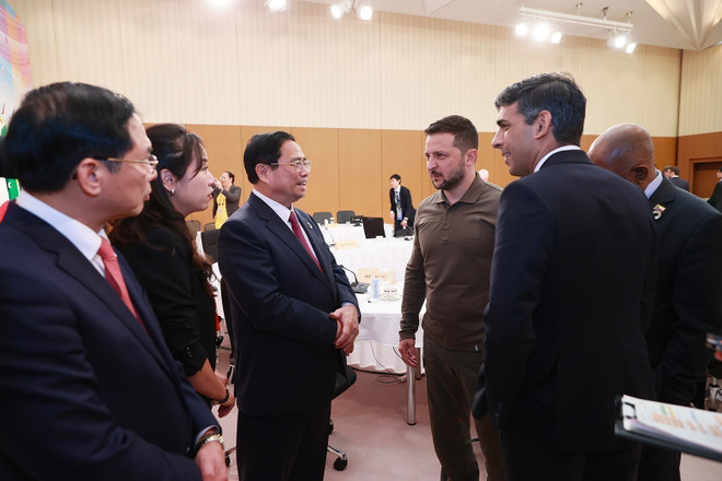 Thủ tướng Phạm Minh Chính gặp ngắn với Tổng thống Ukraine Volodymyr Zelensky. (Ảnh: Dương Giang/TTXVN) Thủ tướng Phạm Minh Chính gặp lãnh đạo một số nước trong chiều 21/5 ảnh 2