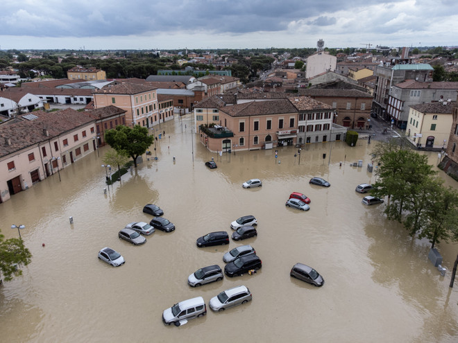 Cảnh ngập lụt sau những trận mưa lớn tại Lugo, Emilia-Romagna, Italy, ngày 18/5/2023. (Ảnh: AFP/TTXVN) 'Thung lũng ẩm thực' của Italy tan hoang sau 2 trận lũ lụt khủng khiếp ảnh 1