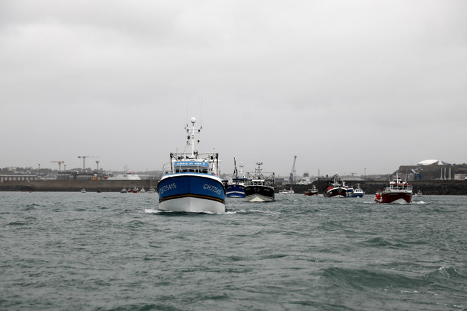 Các thuyền đánh cá Pháp trên vùng biển ngoài khơi đảo Jersey của Anh ngày 6/5/2021. (Ảnh: AFP/TTXVN) Khúc mắc trong quan hệ Pháp-Anh liên quan tới quyền đánh cá ảnh 2