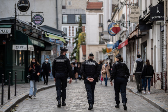 Pháp vừa siết chặt biện pháp phòng chống dịch COVID-19. (Ảnh: AFP/TTXVN) EU kêu gọi ủng hộ gói phục hồi kinh tế và ngân sách dài hạn ảnh 1