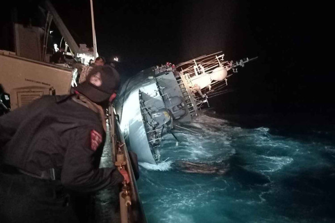 Tàu hộ tống HTMS Sukhothai bị sóng đánh lật trước khi chìm. (Nguồn: Bangkok Post) Thái Lan tìm kiếm 33 thuyền viên mất tích sau vụ đắm tàu chiến ảnh 1