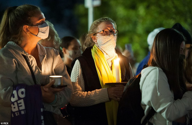 Người dân Mỹ cầu nguyện sau cái chết của biểu tượng công lý RGB ảnh 2