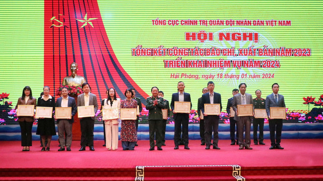 Trao Bằng khen cho nhiều cá nhân, tổ chức có thành tích xuất sắc trong năm 2023. (Ảnh: Hoàng Ngọc/TTXVN) ttxvn-tong-cuc-chinh-tri-bao-chi-2-3734.jpg