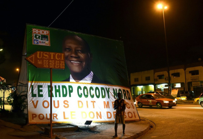 Tấm banner của một ứng viên tranh cử tổng thống ở Côte d'Ivoire. (Ảnh: AFP) Côte d'Ivoire ấn định thời điểm tiến hành bầu cử tổng thống ảnh 1