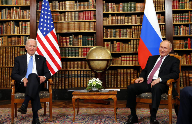 Tổng thống Mỹ Joe Biden (trái) và Tổng thống Nga Vladimir Putin tại hội nghị thượng đỉnh ở Geneva, Thụy Sĩ, ngày 16/6/2021. (Ảnh: THX/TTXVN) Cuộc gặp Putin-Biden: Nga-Mỹ ra Tuyên bố chung về ổn định chiến lược ảnh 1