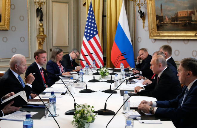 Tổng thống Mỹ Joe Biden (trái) và Tổng thống Nga Vladimir Putin (thứ 2, phải) trong cuộc hội đàm mở rộng tại Geneva, Thụy Sĩ, ngày 16/6/2021. (Ảnh: AFP/TTXVN) Ông Putin: Hội nghị thượng đỉnh Nga-Mỹ diễn ra trên tinh thần xây dựng ảnh 1