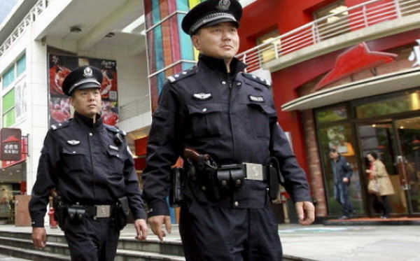 Cảnh sát Trung Quốc bắt đầu mang súng khi đi tuần ảnh 1
