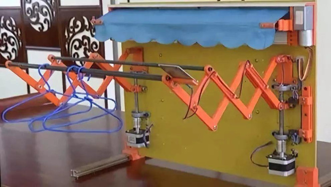 Cậu bé 12 tuổi sáng chế giàn phơi quần áo tự động sau khi bị mẹ mắng ảnh 1