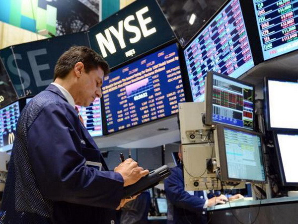 Chi tiêu tiêu dùng yếu đẩy Phố Wall quay đầu giảm điểm ảnh 1