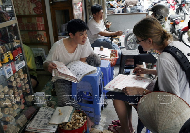 [Photo] Nghề khắc con dấu truyền thống ở phố cổ Hà thành ảnh 1