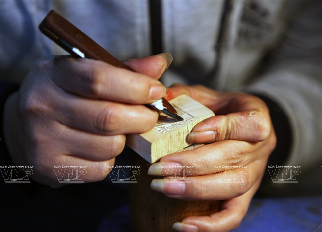 [Photo] Nghề khắc con dấu truyền thống ở phố cổ Hà thành ảnh 2
