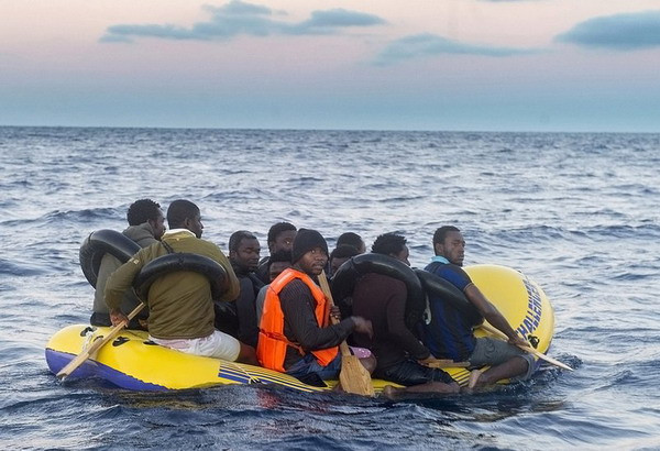 Tây Ban Nha phát hiện gần 100 người nhập cư trái phép ảnh 1