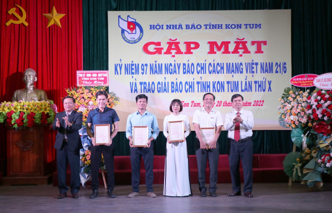Phóng viên TTXVN giành giải cao nhất tại Giải Báo chí tỉnh Kon Tum ảnh 1