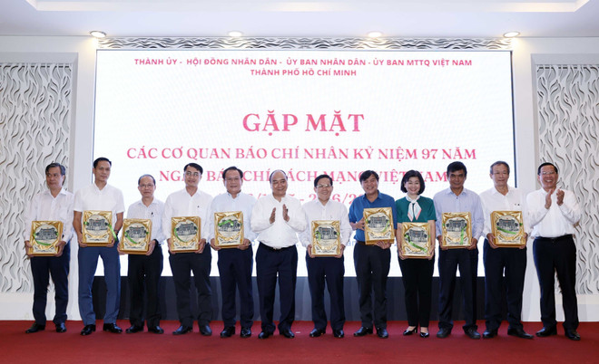Chủ tịch nước Nguyễn Xuân Phúc tặng quà lưu niệm cho các Tổng Biên tập, Trưởng các cơ quan báo chí, nhà báo tiêu biểu trên địa bàn Thành phố Hồ Chí Minh. (Ảnh: Thống Nhất/TTXVN) Chủ tịch nước: Báo chí giúp ngăn chặn tham nhũng, tiêu cực từ sớm ảnh 2