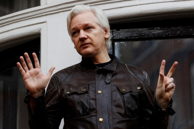 Nhà sáng lập trang mạng WikiLeaks, ông Julian Assange tại sứ quán Ecuador ở London, Anh ngày 1952017. (Ảnh: Reuters/TTXVN) Nhà sáng lập Wikileaks sẽ được về nước nếu yêu cầu dẫn độ bị bác ảnh 1