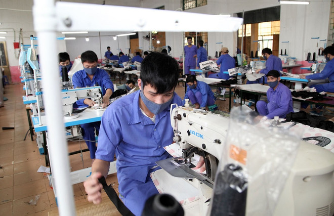 Người lao động là bộ phận dễ bị tác động bởi dịch COVID019. (Ảnh: Anh Tuấn/TTXVN) Dịch COVID-19: Cần có chiến dịch hỗ trợ cho các doanh nghiệp xã hội ảnh 1