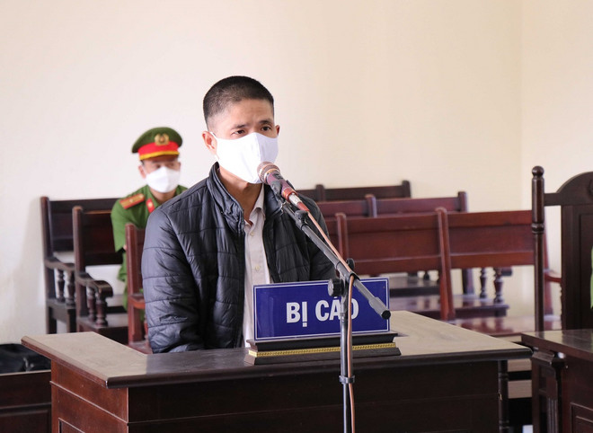 Bị cáo Nguyễn Văn Quýnh tại phiên tòa. (Ảnh: Thanh Thương/TTXVN) Xét xử 2 đối tượng chống người thi hành công vụ tại chốt kiểm dịch ảnh 1