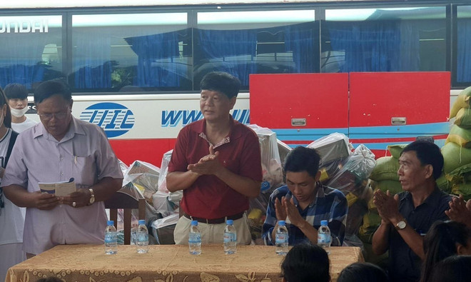 Ông Vũ Ngọc Lý Tổng lãnh sự Việt Nam tại tỉnh Preah Sihanouk, Campuchia và lãnh đạo chính quyền địa phương. (Ảnh: TTXVN phát) Hỗ trợ người Việt ở Campuchia có hoàn cảnh khó khăn sau dịch COVID-19 ảnh 1