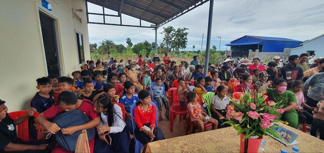 Các hộ gia đình người gốc Việt và người Campuchia có hoàn cảnh khó khăn trên địa bàn tại tỉnh Kampot, Campuchia đến nhận hỗ trợ. (Ảnh: TTXVN phát) Hỗ trợ người Việt ở Campuchia có hoàn cảnh khó khăn sau dịch COVID-19 ảnh 2