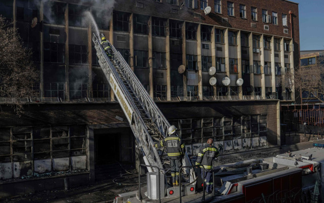 Cháy nhà 5 tầng tại Nam Phi: Số nạn nhân thiệt mạng tăng lên 73 người ảnh 1