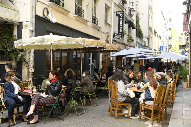 Người dân dùng bữa tại một nhà hàng ở Paris, Pháp, ngày 19/5/2021. (Ảnh: AFP/TTXVN) Dịch COVID-19: Pháp dỡ bỏ lệnh giới nghiêm sớm hơn dự kiến 10 ngày ảnh 1