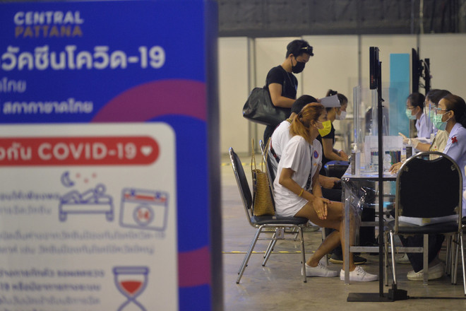 Tiêm vaccine ngừa COVID-19 cho người dân tại Bangkok, Thái Lan, ngày 31/5/2021. (Ảnh: THX/TTXVN) Thái Lan cảnh báo sự lây lan của dịch COVID-19 trong các nhà máy ảnh 1