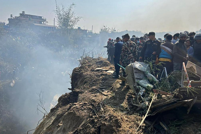 Hiện trường vụ rơi máy bay ở Pokhara, miền Trung Nepal ngày 15/1/2023. (Ảnh: AFP/TTXVN) Nepal lập ủy ban điều tra nguyên nhân vụ rơi máy bay thảm khốc ảnh 1