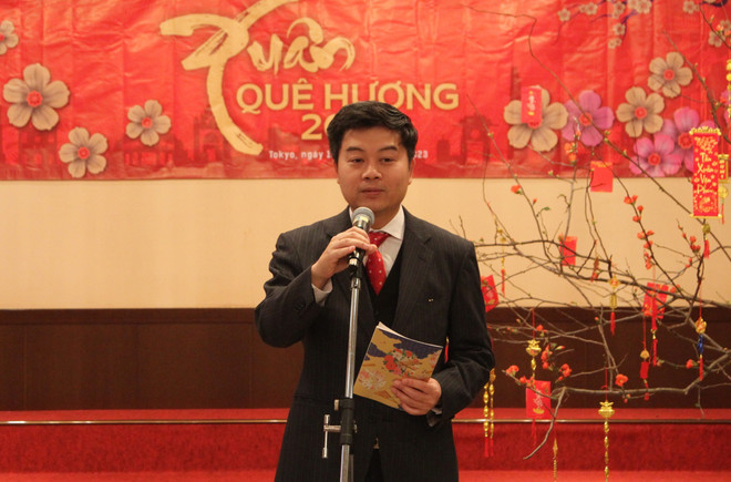 Ông Nguyễn Đức Minh, Đại biện Lâm thời Đại sứ quán Việt Nam tại Nhật Bản, phát biểu tại Tết Cộng đồng năm 2023. (Ảnh: Đào Thanh Tùng/TTXVN) Tăng cường gắn kết trong cộng đồng người Việt Nam tại Nhật Bản ảnh 1