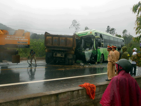 Thừa Thiên-Huế: Xe khách phóng nhanh, lao xuống ruộng ảnh 1