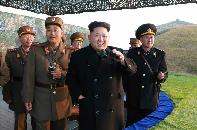 Nhà lãnh đạo Triều Tiên Kim Jong-Un chỉ đạo một cuộc diễn tập quy mô lớn. (Nguồn: AFP/TTXVN) Triều Tiên thề trung thành với nhà lãnh đạo Kim Jong-Un ảnh 1